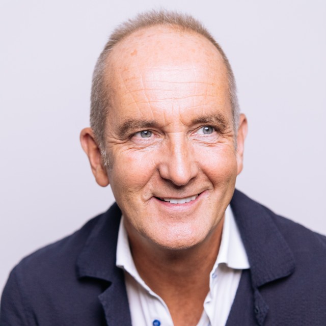 Headshot of Kevin McCloud looking to the right
