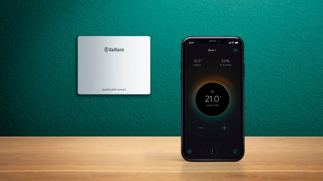myVAILLANT connect and iPhone on green background