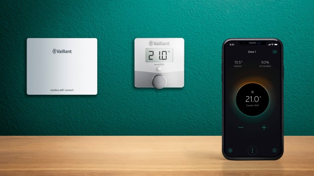 myVAILLANT connect, sensoROOM control and iPhone on green background